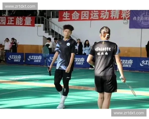 羽毛球赛场激情四溢 队员们奋勇拼搏展现竞技风采